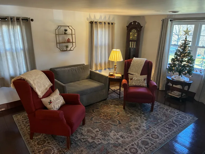 Cozy Cottage, Modern Amenities - Image 1
