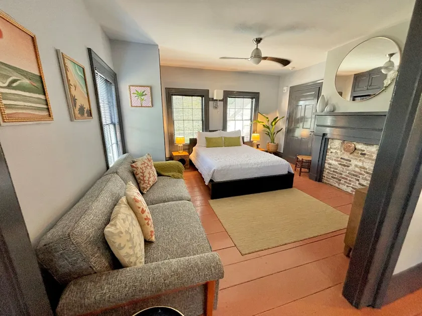 Delightful Downtown Mystic Studio - Image 1