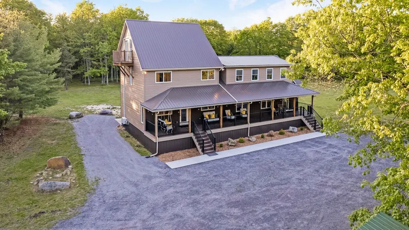 Adventure Oak Lodge | Pickleball Court, Pool Table - Image 1