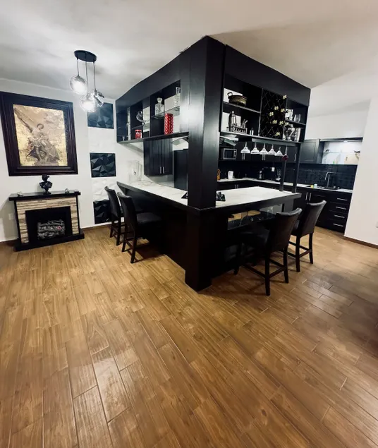 Luxurious and spacious apartment near the beach. - Image 1