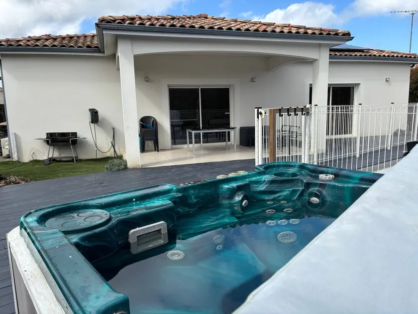 Villa with pool and spa - Image 1