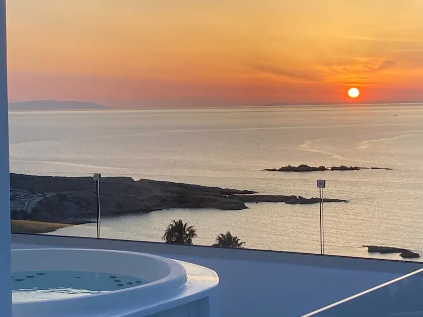 Sunset You & Me suite with jacuzzi - Image 1