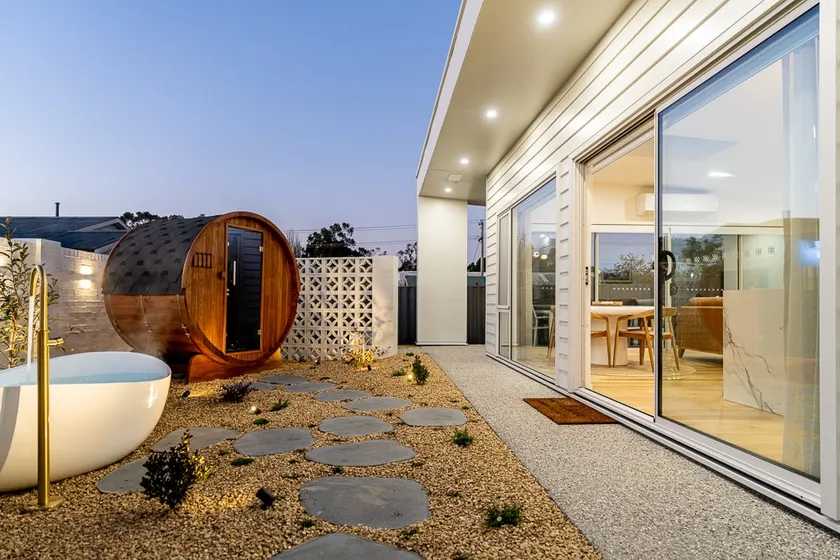 Luxe escape outdoor sauna & bath, central location - Image 1