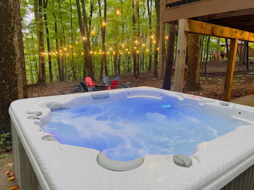 Romantic, hot tub, king bed, private, 1-gig fiber internet - Image 1