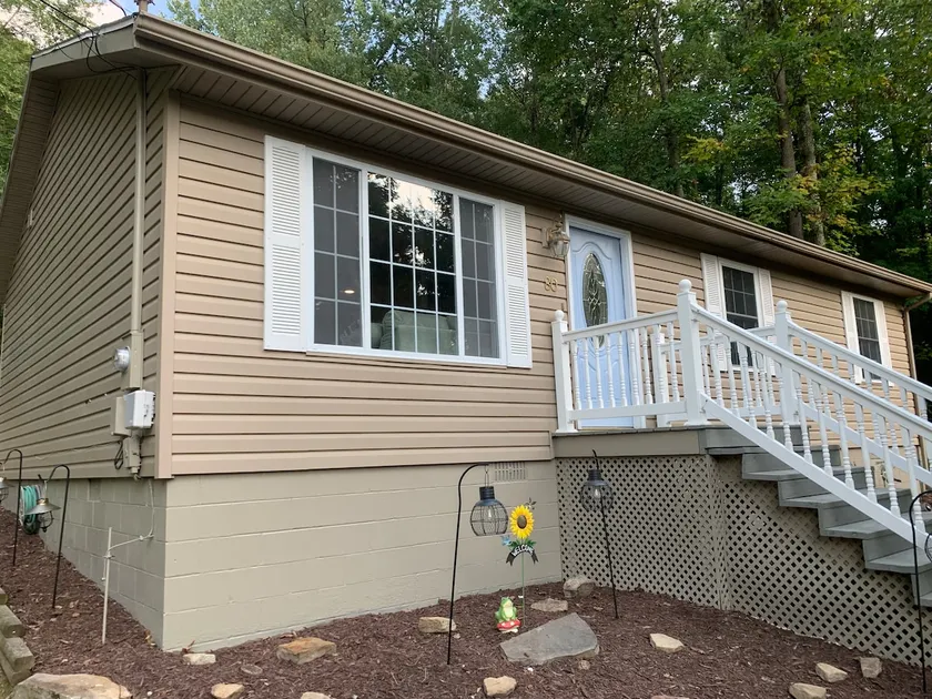 Newly renovated 3BR on 1 acre! - Image 1