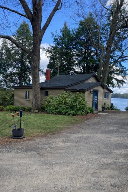 Grandma’s Lake House, Peaceful Views & Dock - Image 1