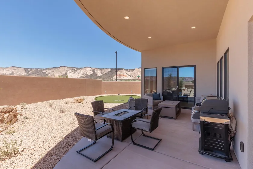 Putting Green & Private Hot Tub - Pet Friendly 3BR - Image 1