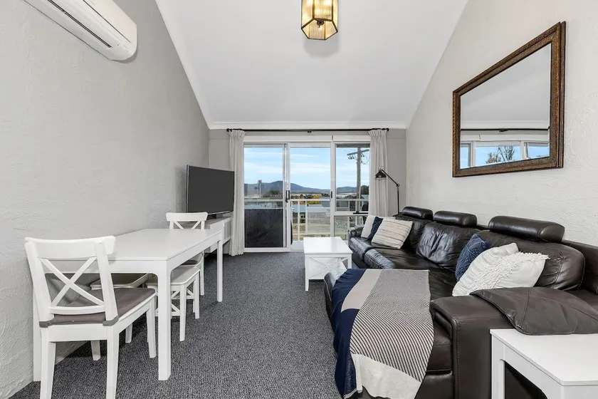 2BR Split Lvl l Spa Bath l BBQ l Central l Wi-Fi - Image 1