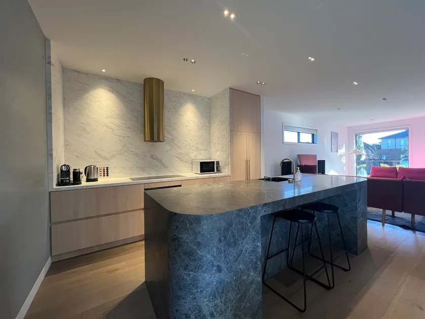 Lux Family Retreat- Deakin Uni & Boxhill Hospital - Image 1
