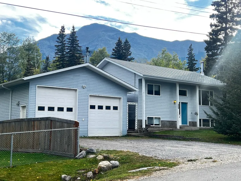 Spacious Mountain View Retreat - Image 1