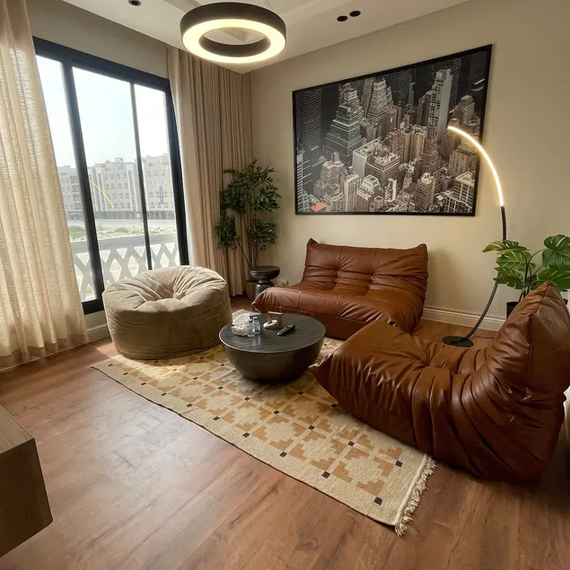 Spacious apartment with a special location and self income - Image 1