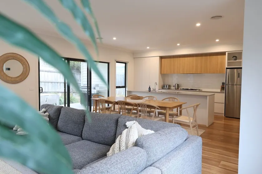 Madeley Family Getaway- Sleeping 8, central, aircon, close to shops, beach, parks, spacious - Image 1