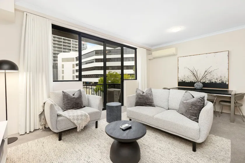 Executive Elegance: Stylish 1BR Suite on Hay St - Image 1