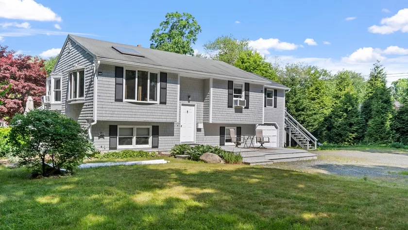 Pet friendly big yard house in sk - Image 1