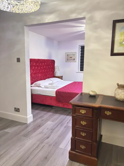 Spacious 2 Bedrooms Bungalow with Parking - Image 1