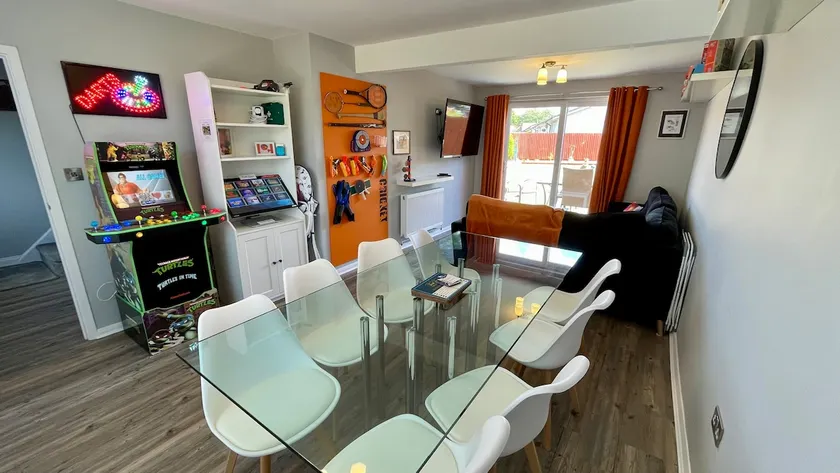 Trivial Pursuit House - 3 Bedrooms & 2 Car Parking - Image 1