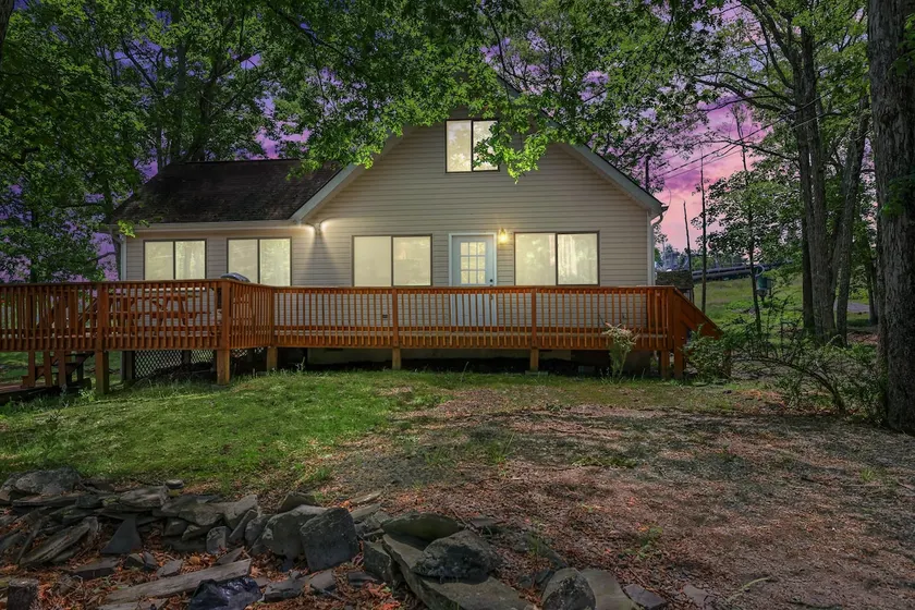 Walk to heated pools and Tiki bar - Image 1