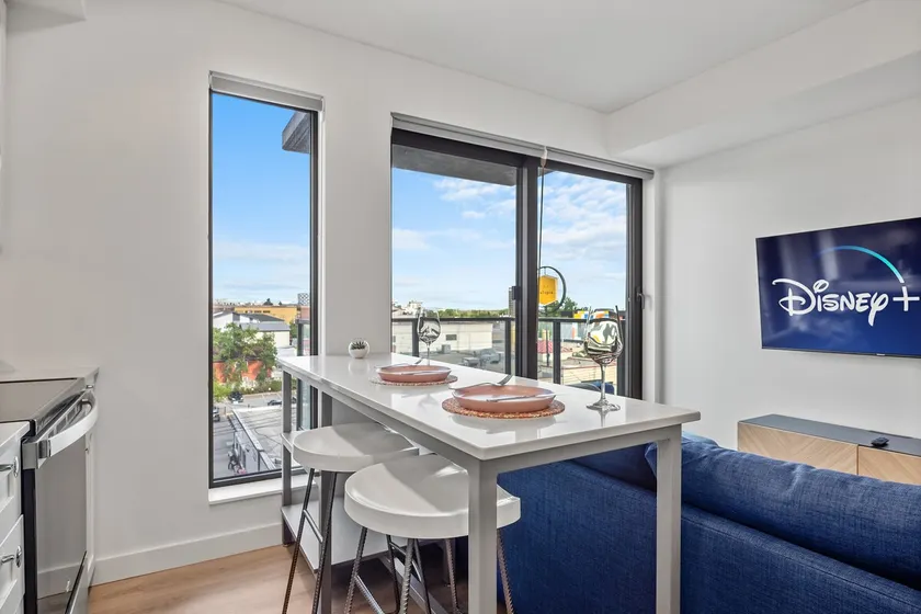 ᯓ Stylish Sunlit Suite•FREE Parking•Bridgeland - Image 1