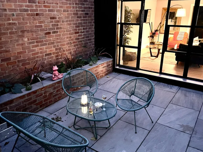 Cosy modern house patio free parking 15 min walk - Image 1