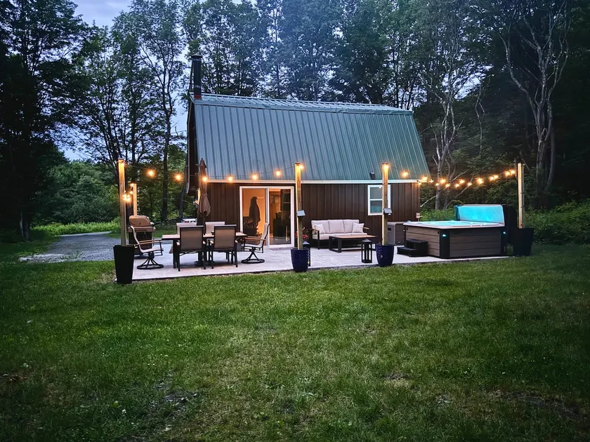 Private Cottage with Hot Tub Near Elk Mountain - Image 1