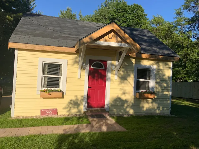 Cozy Country Farmhouse - Image 1