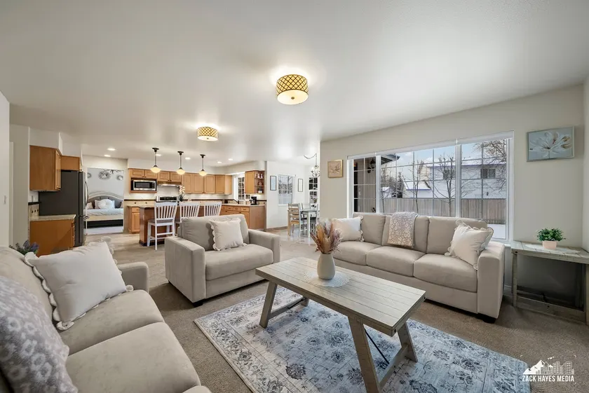 Beautiful Spacious Home - Near Airport - Image 1