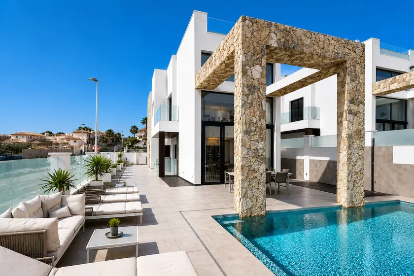 Luxury Villa with private pool - Image 1