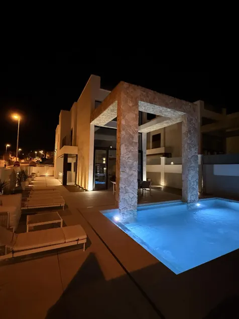 Luxury Villa with private pool - Image 1