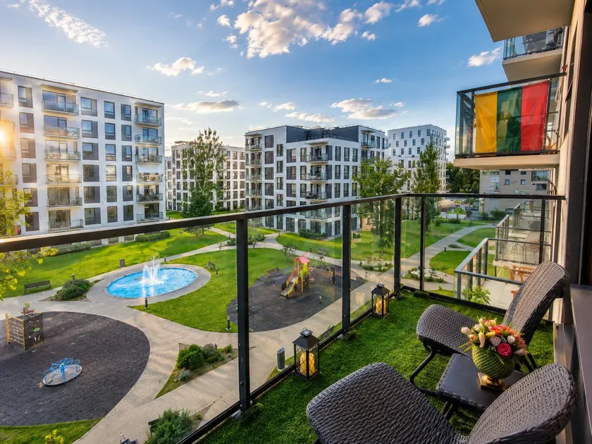 Air Con, Central & Free Private Parking, Netflix - Image 1