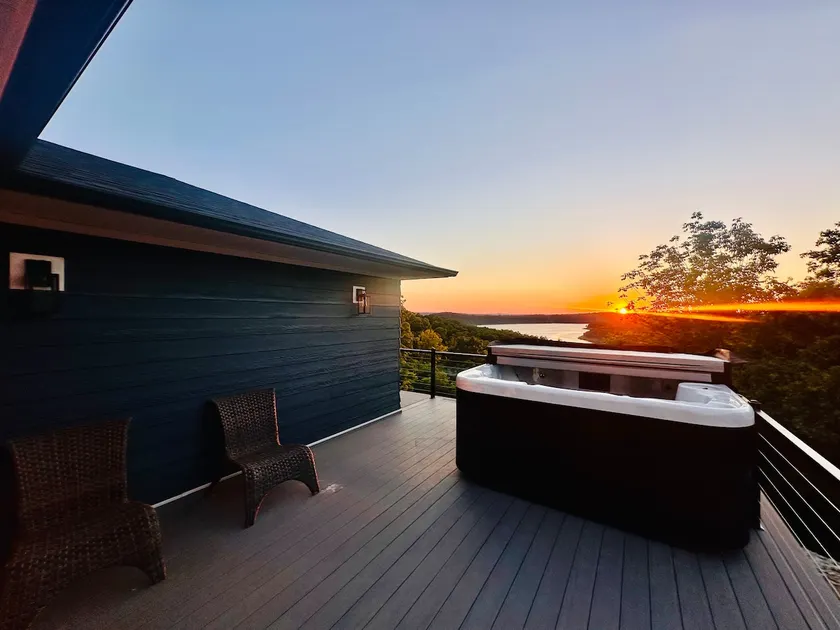 Stunning new lake house with hot tub - Image 1