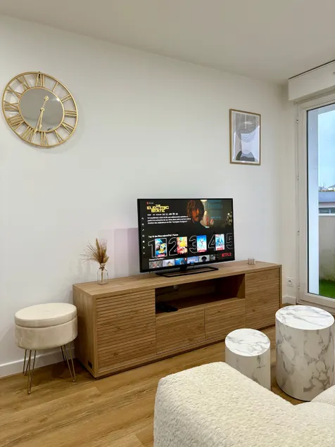 Bright 2-bedroom apartment, Parking + Balcony + Fiber | 4 people - Image 1