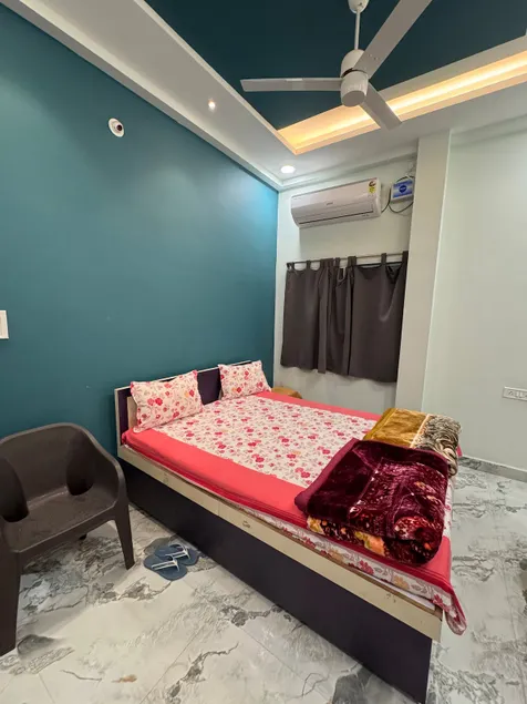 AC Room with Private Balcony | Easy Mahakal Access - Image 1
