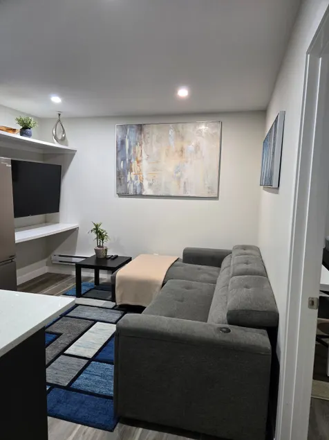 Cozy & Private 1 Bedroom Guest Suite + Den - Image 1