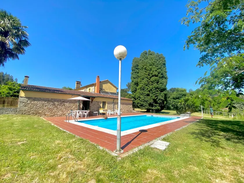 Rustic house with a pool - Image 1