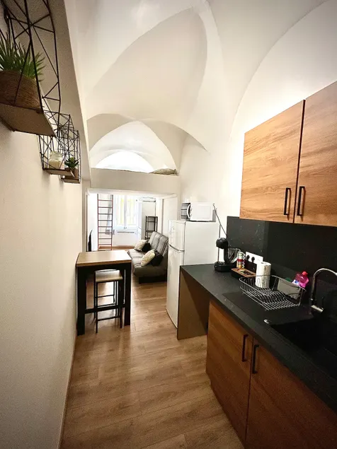 Atypical studio on the ground floor - Image 1