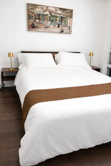 Midtown Toronto Condo! - Image 1