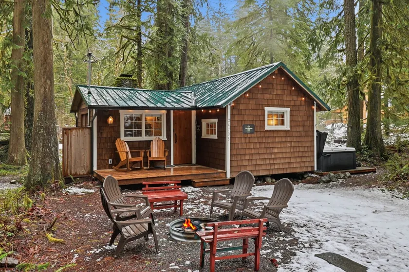 Mountain vibes Hideaway cabin with HOT TUB! - Image 1