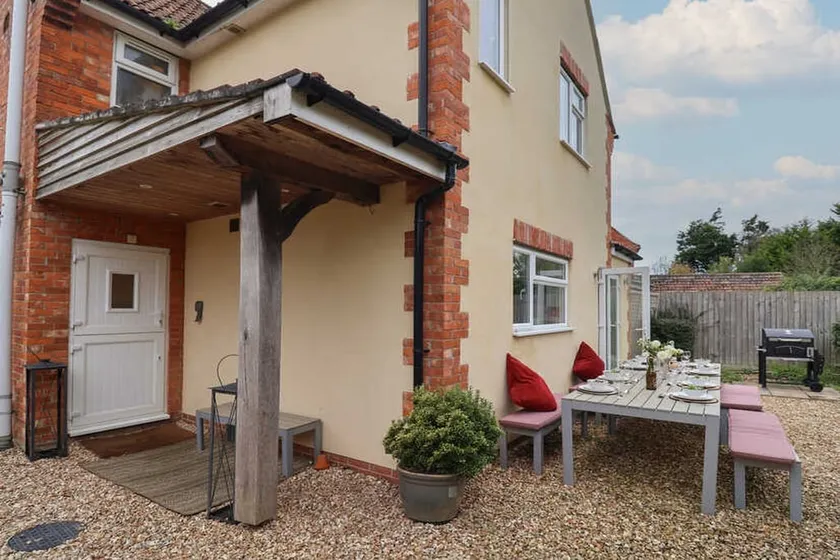 King Arthur's Rest House, Hot Tub & Garden Sleeps 10 - Image 1