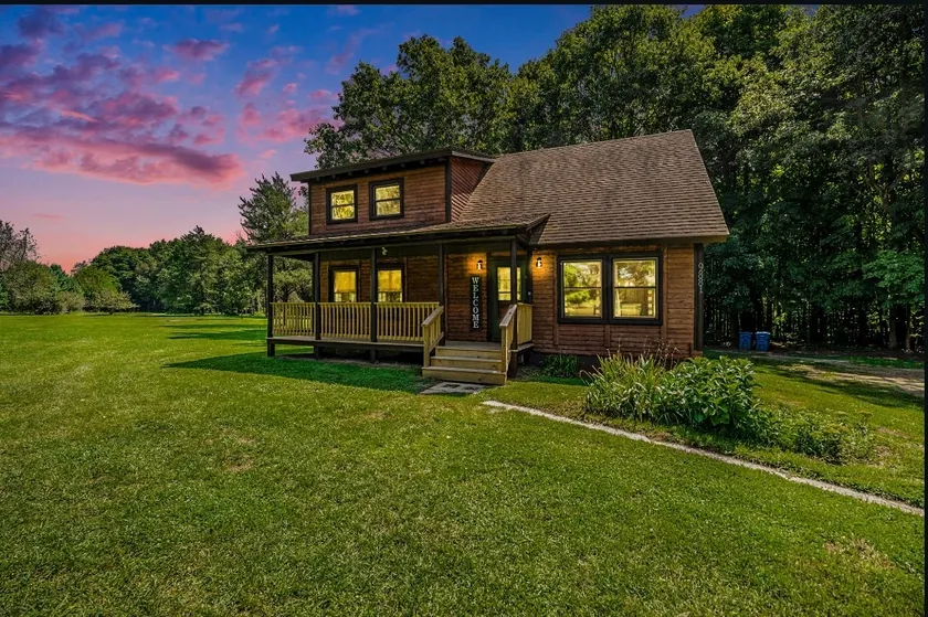 Tall Pine Haven - Cozy Log Cabin, Dog Friendly! - Image 1