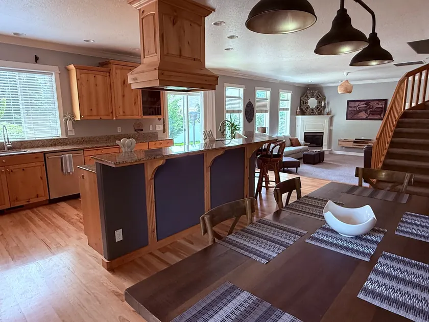 Luxury Retreat • Game Rm • 3 King - Image 1