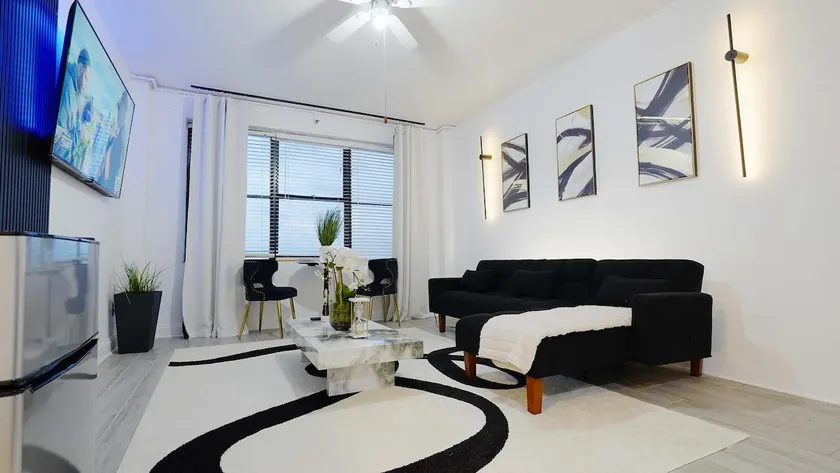 Luxe Skyrise Condo Downtown Jax - Image 1