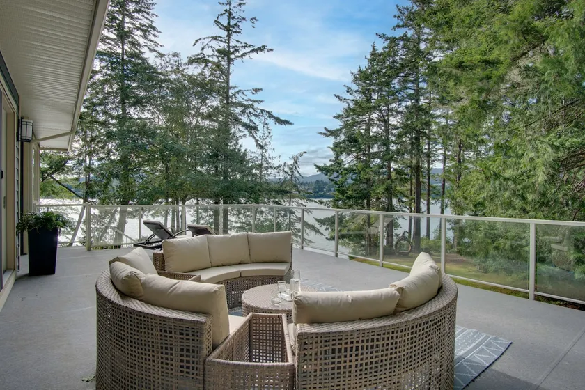 Luxury Oceanfront Guest Suite with Private Beach - Image 1
