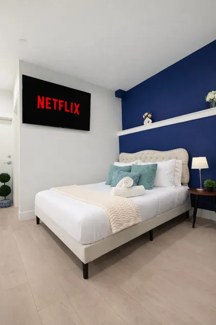 Modern 3BR Suite| 10 Min To YVR and Downtown| WiFi - Image 1