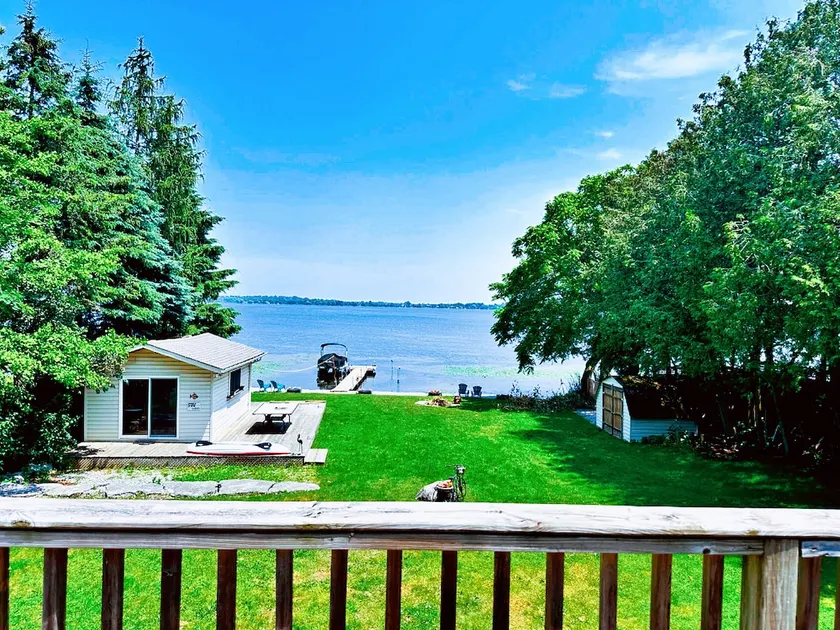 Luxury Lakefront Cottage - Image 1