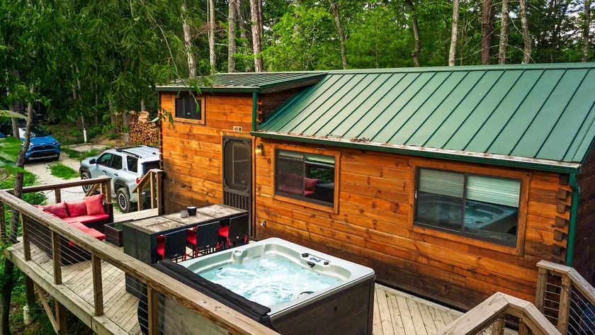 Stay in Style and Comfort at Moonshine Manor - Image 1