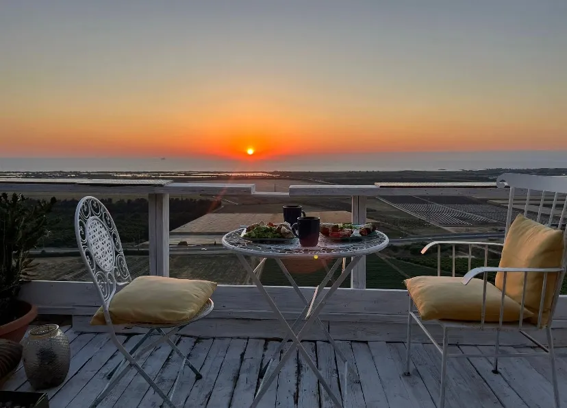 Artistic Sea View Getaway - Image 1