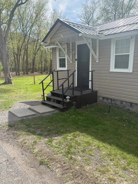 Riverfront 2-bedroom Cottage - Image 1