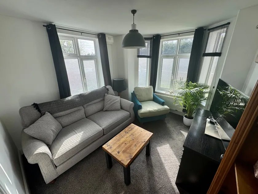 Charming Apartment by the Beach - Image 1