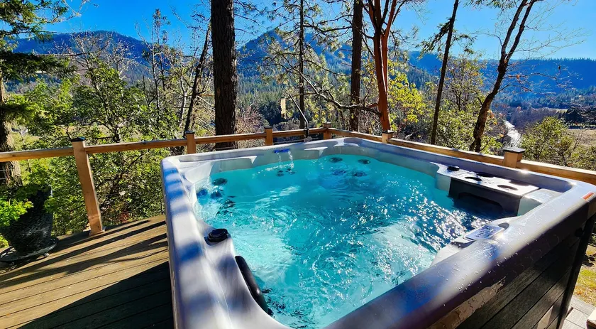 The Birdhouse Retreat| Views & Hot Tub - Image 1