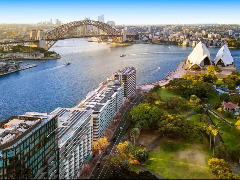 Luxurious Apartment only 250m Walk To Opera House - Image 1